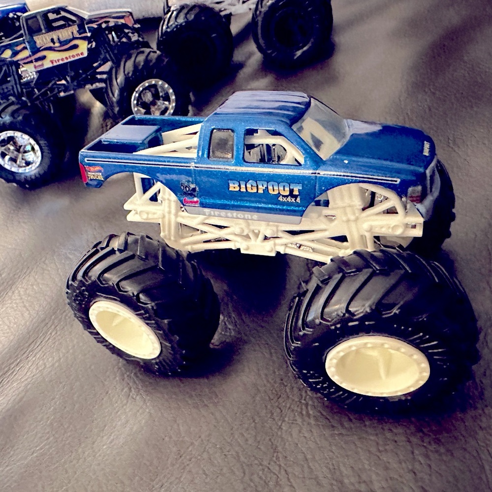 Hot Wheels Monster Trucks 🔹BIGFOOT Legacy Collectors Set, 1:64 Scale, Set of 5 - Picture 2 of 13